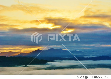 雲海朝焼けの新潟県小千谷市小千谷山本山高原の夜明け 雲海朝焼けの新潟県小千谷市小千谷山本山高原の夜明け 138222847