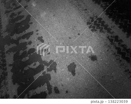 一部濡れた路面 一部濡れた路面 138223039