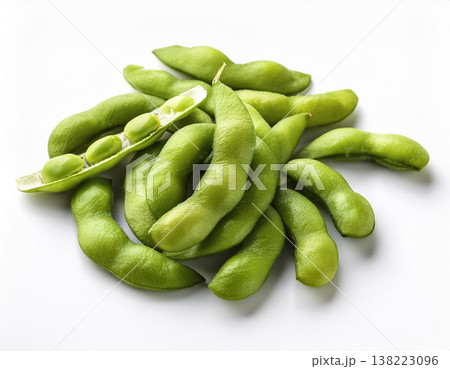 白背景に並ぶ枝豆の食品素材 白背景に並ぶ枝豆の食品素材 138223096