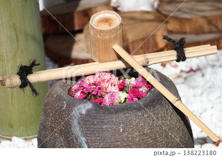可愛い花の浮かぶ花手水と柄杓のある風景 可愛い花の浮かぶ花手水と柄杓のある風景 138223180