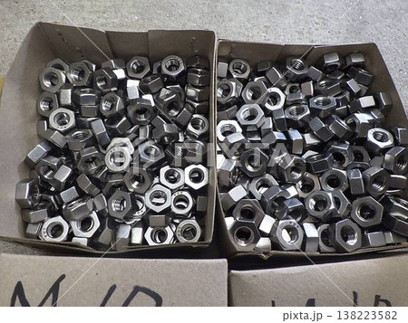 建設現場での材料検収、箱に入ったステンレス製六角ナットの受入検査風景 138223582