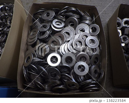 建設現場での材料検収、箱に入ったステンレス製ワッシャー 138223584