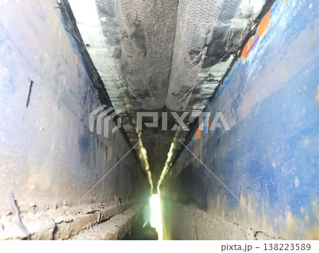 ジョイント内部の止水対策、乾式止水材による橋梁の長寿命化対策、道路橋の維持管理風景 ジョイント内部の止水対策、乾式止水材による橋梁の長寿命化対策、道路橋の維持管理風景 138223589