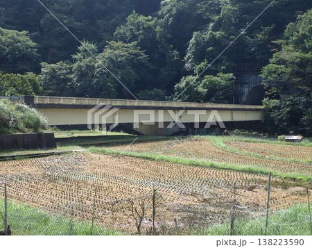 田園風景の中に佇む古い鋼橋とトンネル、日本の田舎の原風景、秋の農村 138223590