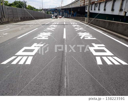 区画線設置工事の完了状況、道路標示による交通安全対策 区画線設置工事の完了状況、道路標示による交通安全対策 138223591