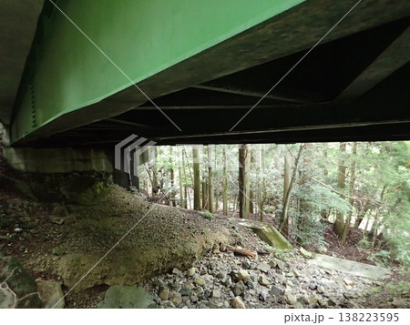 山間部の森林に架かる緑色の鋼橋 山間部の森林に架かる緑色の鋼橋 138223595