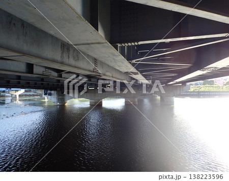 都市河川に架かる道路橋（鋼橋）の下部全景 138223596