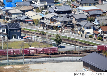 民家のそばを走る貨物列車 民家のそばを走る貨物列車 138223914