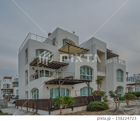 Modern coastal residence blends contemporary architecture with tranquil beach surroundings 138224723