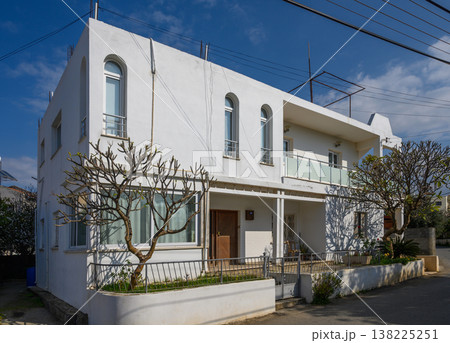 Charming white house with lush greenery in a peaceful coastal neighborhood Charming white house with lush greenery in a peaceful coastal neighborhood 138225251