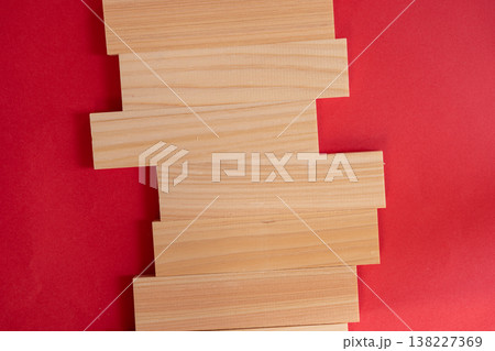 赤背景に木の板のシンプルな背景 138227369