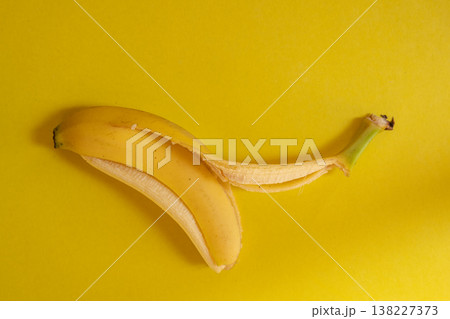 黄色背景にバナナの皮 138227373