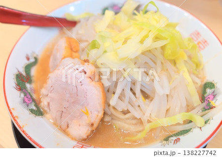 野菜たっぷり二郎系ラーメンを寄りで捉えたメニュー向け中華料理素材 野菜たっぷり二郎系ラーメンを寄りで捉えたメニュー向け中華料理素材 138227742