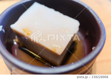 器に入った胡麻豆腐を寄りで捉えた和食メニュー向け素材 138228008