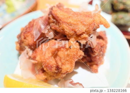 鶏の唐揚げを盛り付けた揚物の皿料理 鶏の唐揚げを盛り付けた揚物の皿料理 138228166