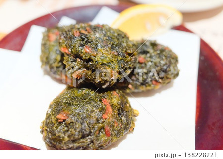 青さのりの天ぷらを盛り付けた磯香る揚物料理 138228221
