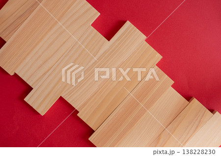 赤背景に木の板のシンプルな背景 138228230