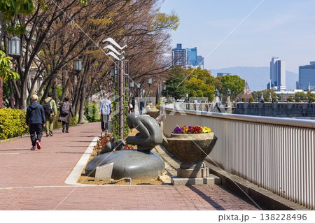 早春・土佐堀川沿いの風景　大阪市中央区にて 138228496
