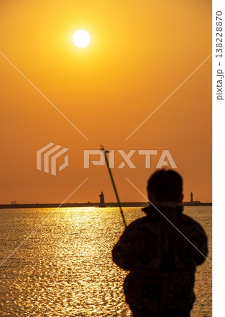 夕日と釣り人 夕日と釣り人 138228870