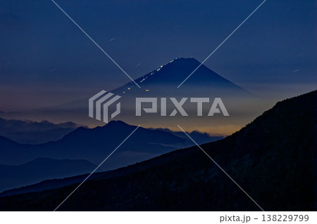 北八ヶ岳・にゅうから見る富士山の夜景 北八ヶ岳・にゅうから見る富士山の夜景 138229799