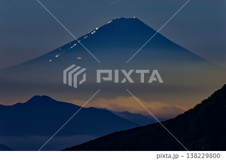 北八ヶ岳・にゅうから見る富士山の夜景 138229800