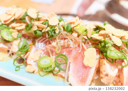 鶏むね肉の藁たたきを盛り付けた皿料理 鶏むね肉の藁たたきを盛り付けた皿料理 138232002