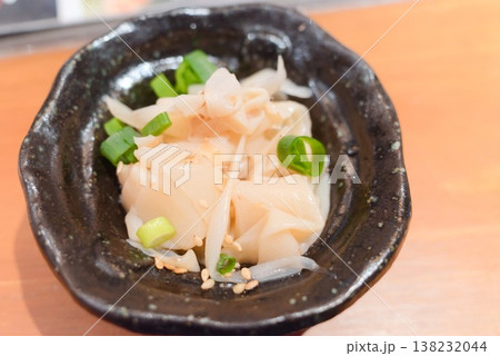 たけのこのお通しを盛り付けた小鉢料理 138232044