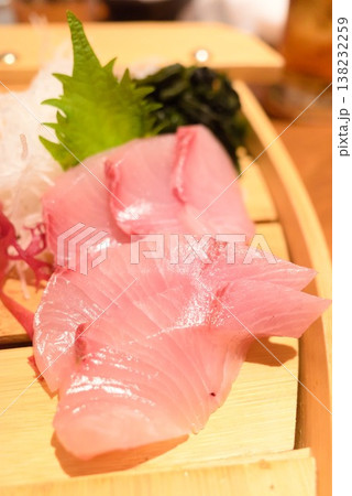 大葉とわかめを添えた白身魚の刺身 大葉とわかめを添えた白身魚の刺身 138232259