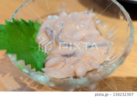 イカの塩辛を盛り付けた小鉢料理 イカの塩辛を盛り付けた小鉢料理 138232307