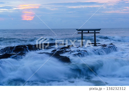 荒波に佇む神磯の鳥居と幻想的な海景色 茨城県大洗磯前神社 138232312