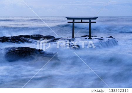 荒波に佇む神磯の鳥居と幻想的な海景色 茨城県大洗磯前神社 荒波に佇む神磯の鳥居と幻想的な海景色 茨城県大洗磯前神社 138232313