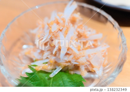 梅水晶を盛り付けた小鉢料理 138232349