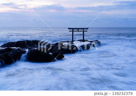荒波と岩礁に佇む神磯の鳥居 茨城県大洗磯前神社の海景色 荒波と岩礁に佇む神磯の鳥居 茨城県大洗磯前神社の海景色 138232379