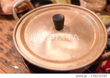 締めのラーメンが入った鍋料理の卓上写真 138232397