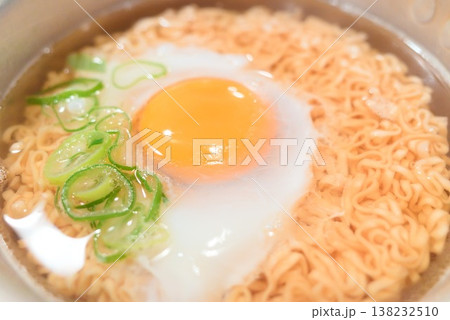 卵をのせた締めの鍋ラーメン 卵をのせた締めの鍋ラーメン 138232510