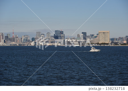 都市風景、レインボーブリッジ、東京港クルーズにて東京みなと丸から 都市風景、レインボーブリッジ、東京港クルーズにて東京みなと丸から 138232718