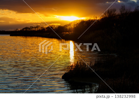 夕焼けに染まるウトナイ湖と水面の反射 北海道苫小牧市の絶景 夕焼けに染まるウトナイ湖と水面の反射 北海道苫小牧市の絶景 138232998