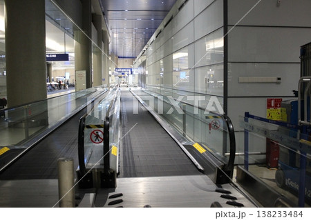 上海国際空港 上海浦東国際空港 搭乗口 動く歩道 水平型エスカレーター 上海国際空港 上海浦東国際空港 搭乗口 動く歩道 水平型エスカレーター 138233484
