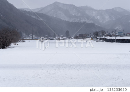 雪降る南会津の静かな集落の冬景色 雪降る南会津の静かな集落の冬景色 138233630