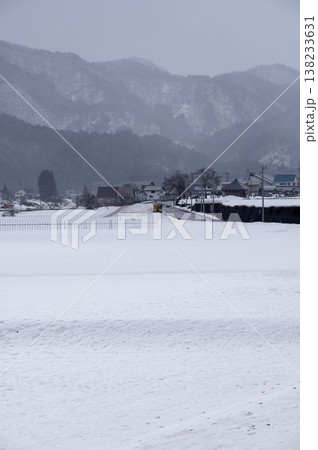 雪降る南会津の静かな集落の冬景色 雪降る南会津の静かな集落の冬景色 138233631