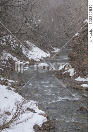 晩冬の南会津町・西根川の渓流風景 138233639