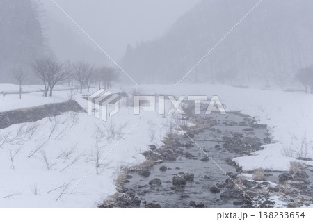 雪舞う檜枝岐村の冬の伊南川と雪景色 雪舞う檜枝岐村の冬の伊南川と雪景色 138233654