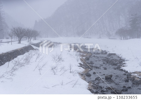 雪舞う檜枝岐村の冬の伊南川と雪景色 雪舞う檜枝岐村の冬の伊南川と雪景色 138233655