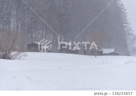 雪降る檜枝岐村の白銀の雪原に佇む伝統的な板倉の冬景色 雪降る檜枝岐村の白銀の雪原に佇む伝統的な板倉の冬景色 138233657