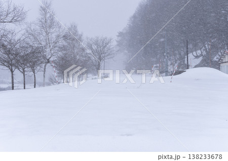 雪の檜枝岐村の通行止めとなった冬の国道352号線 雪の檜枝岐村の通行止めとなった冬の国道352号線 138233678