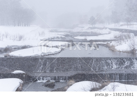 雪舞う檜枝岐村の冬の伊南川と雪景色 雪舞う檜枝岐村の冬の伊南川と雪景色 138233681