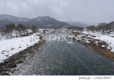 冬の南会津町を流れる伊南川と雪化粧した山々の風景 冬の南会津町を流れる伊南川と雪化粧した山々の風景 138233687