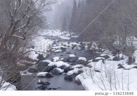雪深い檜枝岐村を流れる伊南川、雪を冠した岩々と冬の渓流風景 雪深い檜枝岐村を流れる伊南川、雪を冠した岩々と冬の渓流風景 138233698