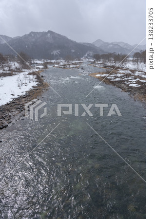 冬の南会津町を流れる伊南川と雪化粧した山々の風景 冬の南会津町を流れる伊南川と雪化粧した山々の風景 138233705