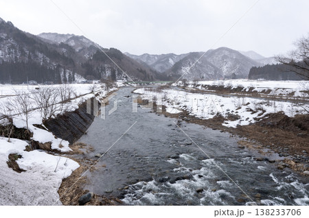 冬の南会津町を流れる伊南川と雪化粧した山々の風景 冬の南会津町を流れる伊南川と雪化粧した山々の風景 138233706